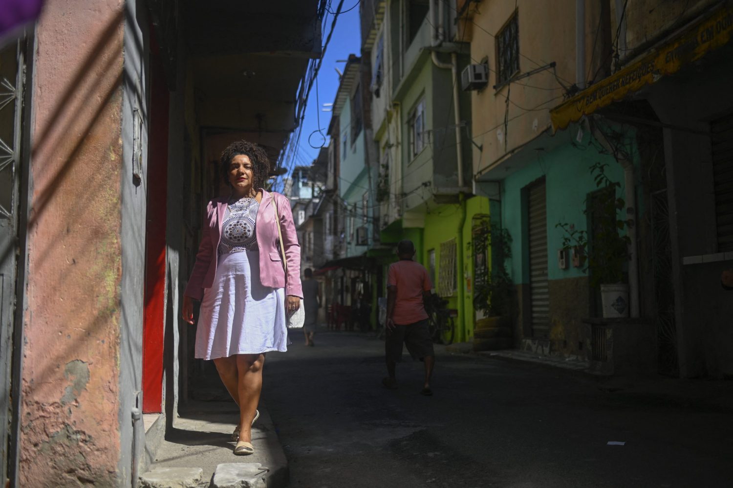 Foto André Borges/AFP Renata Souza caminha na Favela da Maré: "Ter sido a mais votada na Maré é um resultado muito expressivo em um território com cerca de 140 mil habitantes, dos quais 55% são mulheres e 62% são autodeclarados negros". Foto André Borges/AFP