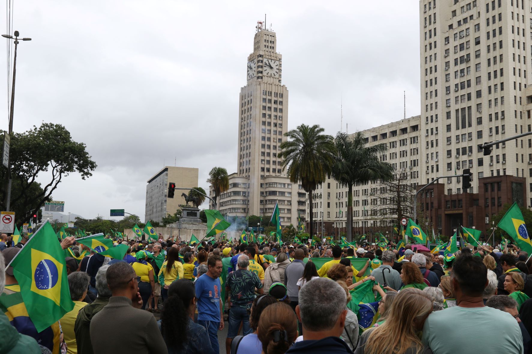 Manifestação pedindo intervenção em frente à sede do Comando Militar do Leste no Rio: brasileiros antidemocratas inconformados com a derrota nas urnas (Foto Tânia Rego / Agência Brasil - 02/11/2022)