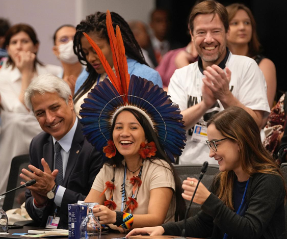 Samela em reunião da sociedade civil com o presidente eleito Lula na COP27: demarcação de terras indígenas para um futuro ancestral. (Foto:Brasil Hub)
