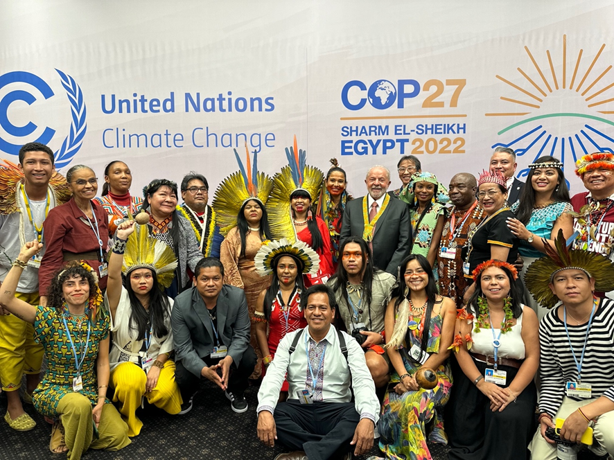 O presidente eleito Lula com lideranças indígenas de todo o mundo na COP27: indígenas não precisam de intermediários para participar dos debates ambientais (Foto: Ricardo Stuckert)