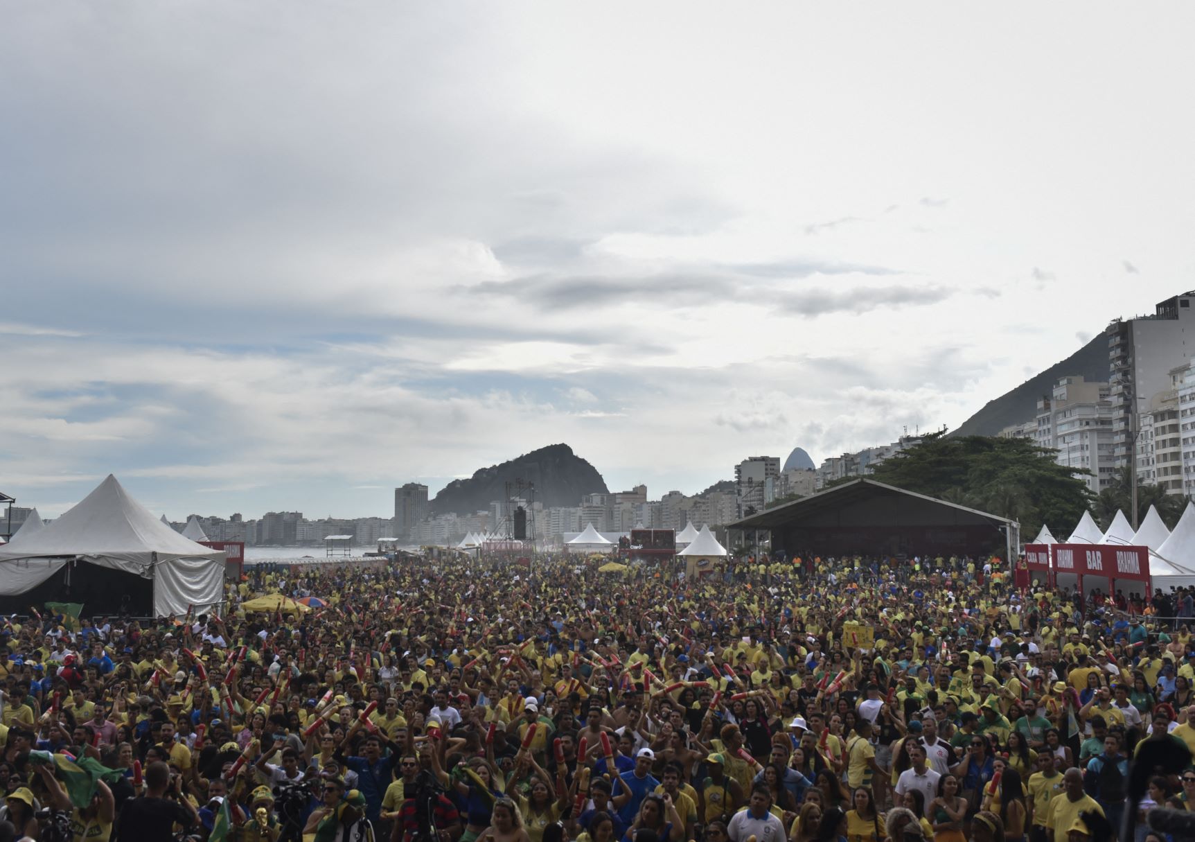 Festa promovida pela Fifa e seus patrocinadores na praia de Copacabana: seleção pode ajudar a resgatar as cores desbotadas do Brasil? (Foto: Fabio Teixeira / Anadolu Agency - 24/112022)