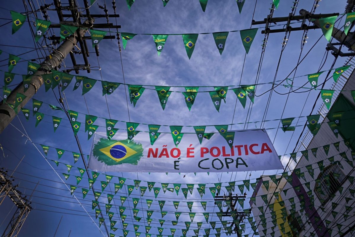 Rua enfeitada para a Copa do Mundo com prudente aviso: captura da camisa amarela da seleção pela extrema-direita atrapalhou torcida (Foto: Douglas Magno / AFP - 18/10/2022)