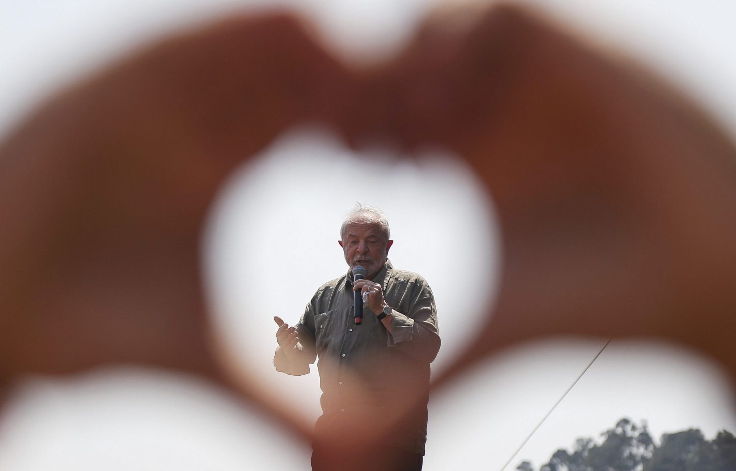 O presidente eleito, Luiz Inácio Lula da Silva, discursa em um comício em Toboão da Serra, em São Paulo. Foto Miguel Schincariol/AFP