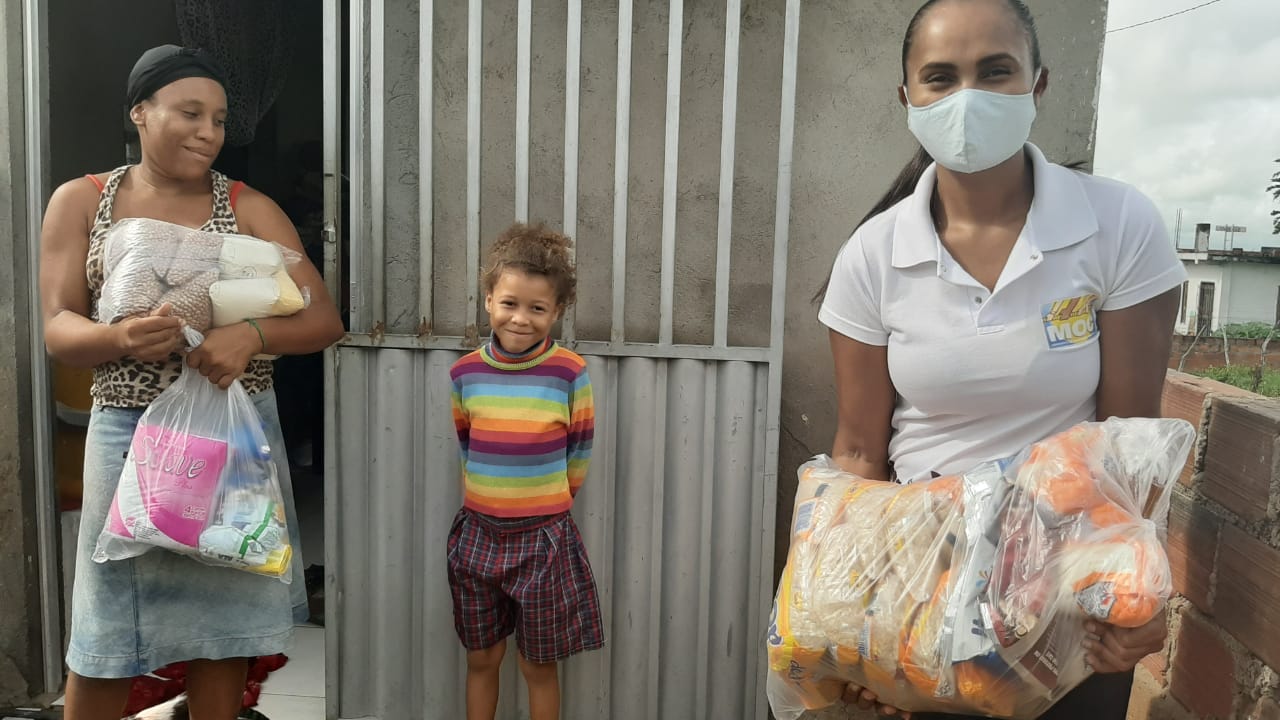 Entrega de alimentos pelo MOC no Semiárido da Bahia: mulheres negras, indígenas, quilombolas e de comunidades tradicionais no protagonismo na defesa da soberania alimentar (Foto: Divulgação/MOC)