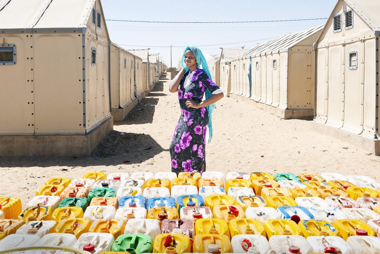 Jovem espera que água volte à torneira em um campo de refugiados em St Louis, no Senegal. A cidade vem sendo ameaçada pelo aumento no nível do mar. Foto Jean-François Fort/Hans Lucas via AFP