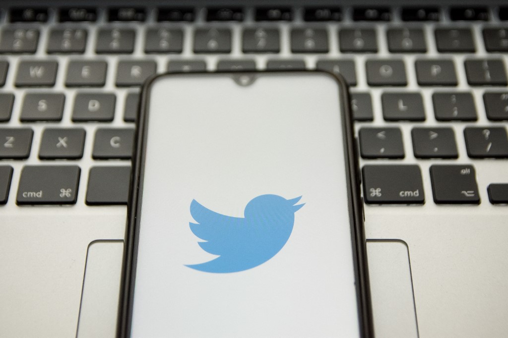 Estudo em sete países aponta tendência à direita de algoritmo do Twitter: contrastes mais gritantes foram constatados no Canadá e no Reino Unido (Foto: Nikolas Kokovlis / NurPhoto / AFP - 18/01/2022)