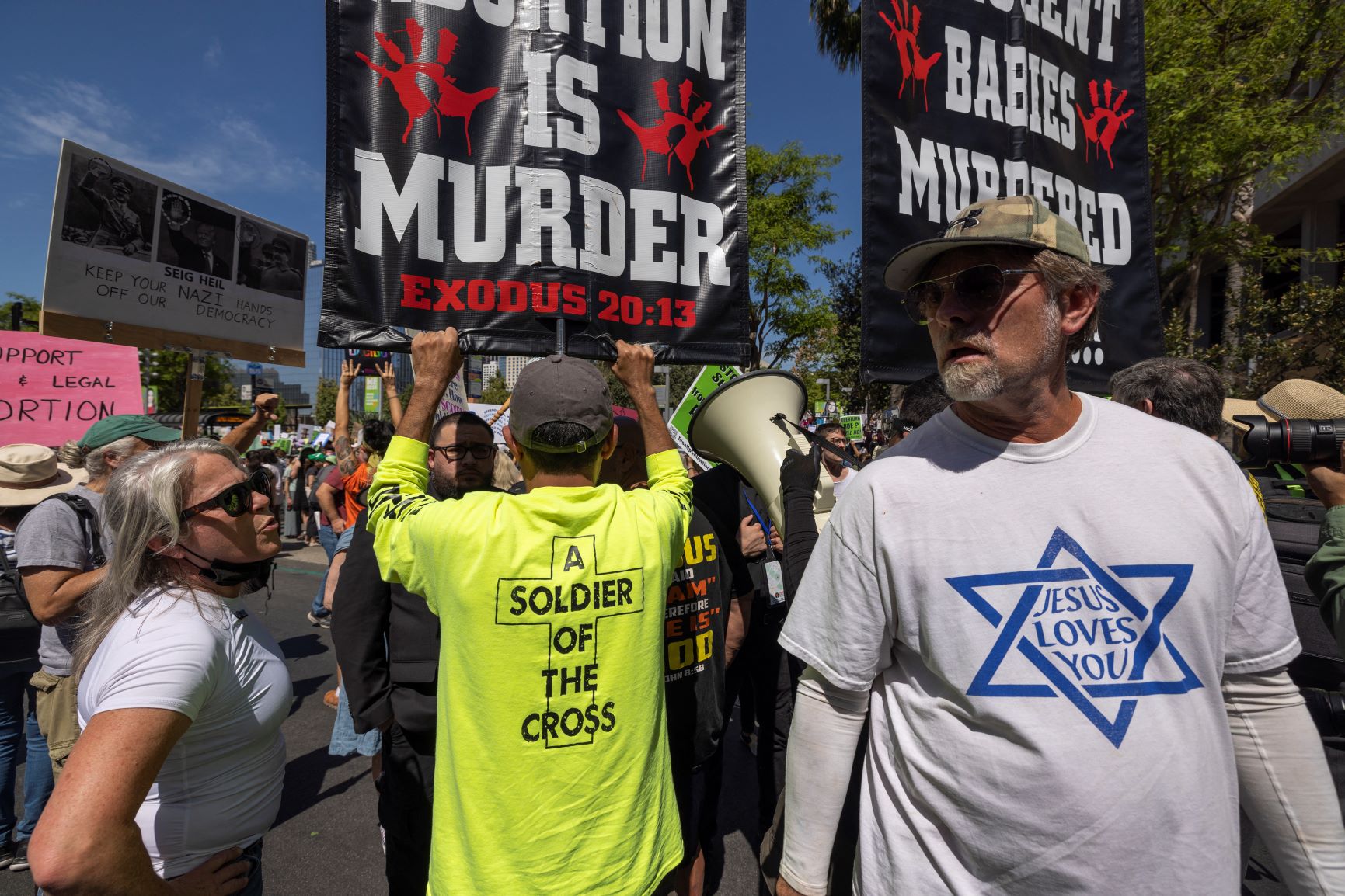 Ato contra o aborto em Los Angeles: tema vem aglutinando movimento conservador nos EUA há décadas (Foto: David McNew / AFP - 14/05/2022)