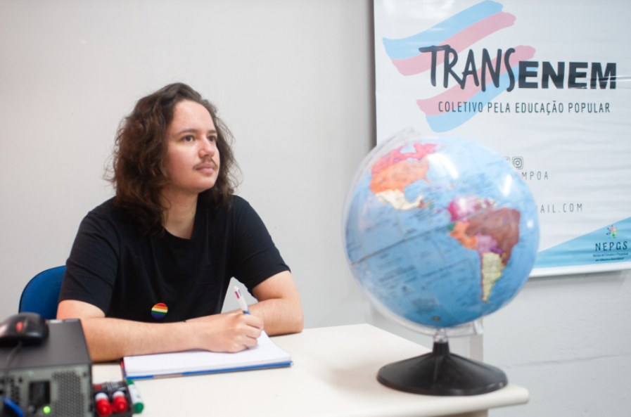 O professor Caio Tedesco na sala do TransEnem: "“o coletivo foi criado basicamente para que pessoas trans pudessem estudar fazendo as coisas mais banais do cotidiano que não podiam nos espaços de educação formal, como ir ao banheiro, comer em paz, ser tratado pelo nome e pronome corretos, não ter medo de apanhar" (Foto: Matheus Pé e Max Peixoto/Nonada Jornalismo) 