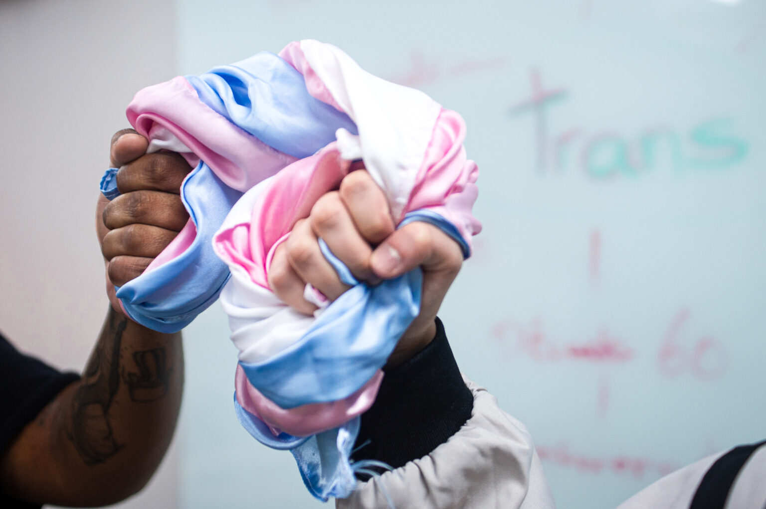Professores do Transenem com as cores da bandeira trans(Foto: Matheus Pé e Max Peixoto/Nonada Jornalismo)