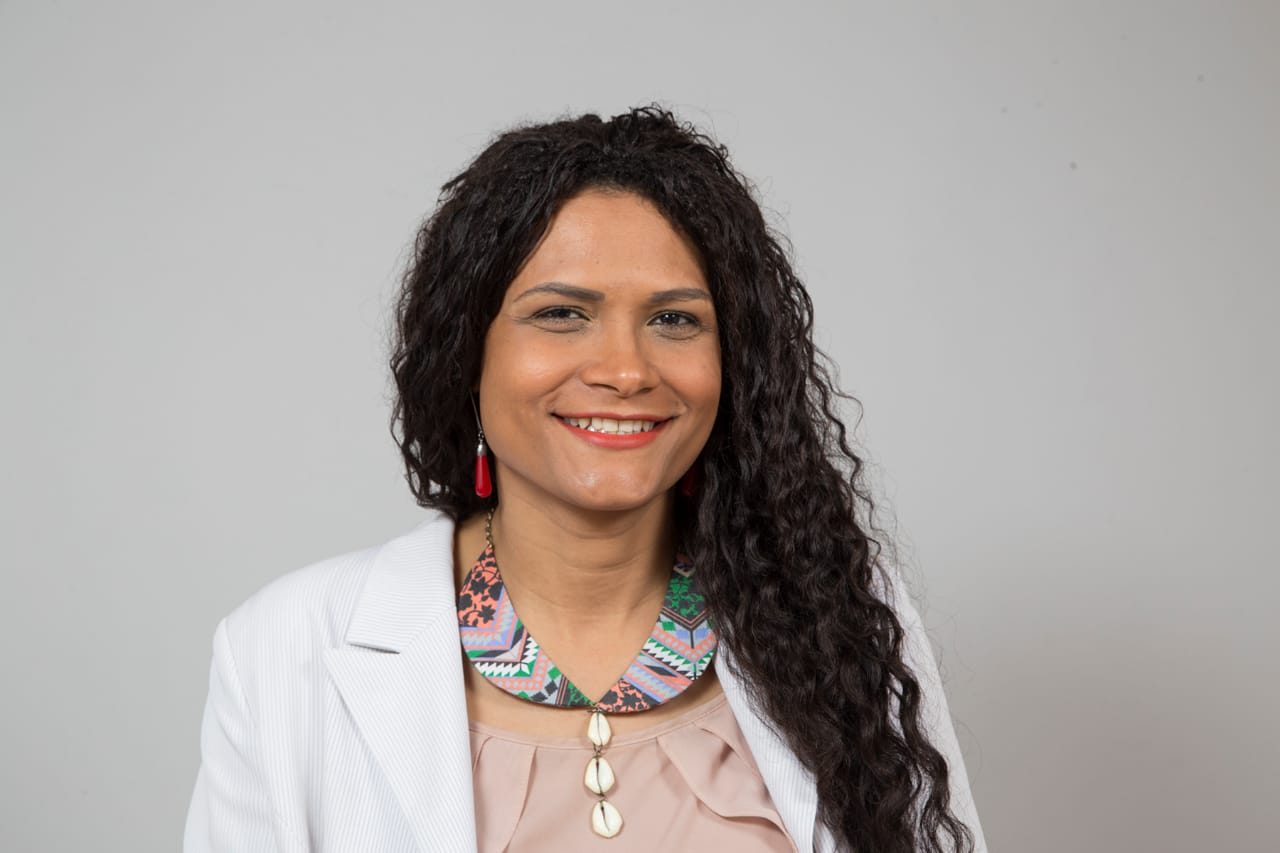 A professora Jaqueline Gomes de Jesus, mestre e doutora em Psicologia Social: "Tem uma tendência de as pessoas verem a minha produção científica a partir da minha identidade. Como se eu só falasse de pessoas trans, é o primeiro estereótipo" (Foto: Divulgação)