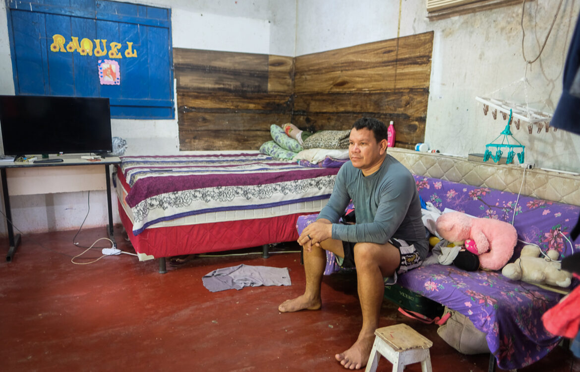 O professor Sergio Campos com seus alunos na Beija-Flor: manter escola para preservar a língua e a cultura (Foto: Alberto César Araújo / Amazônia Real)