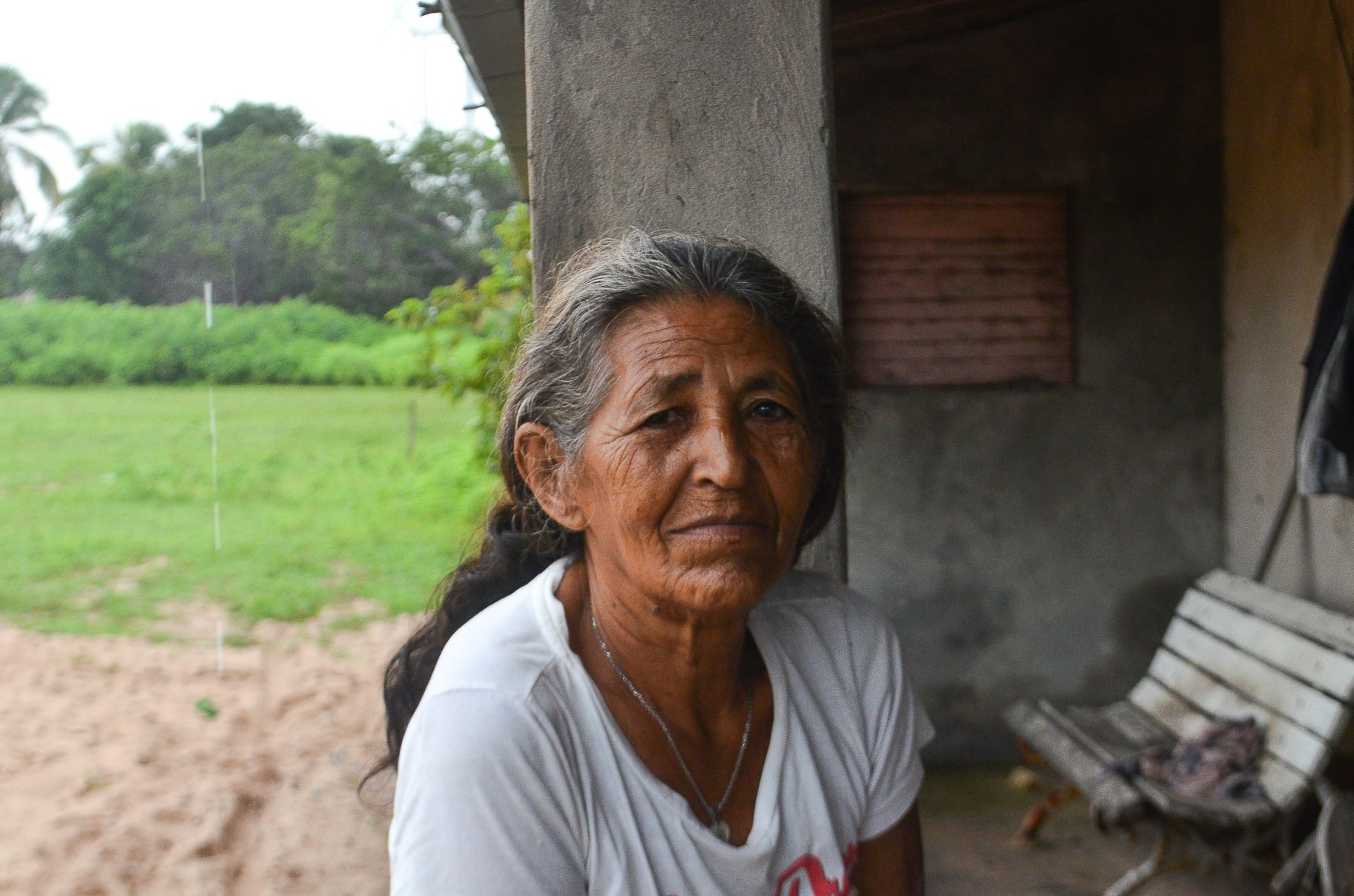 Dona Maria Marta na sua casa na comunidade Serrote, em Trairi: filha seduzida pelo pai alcoólatra (Foto: João Paulo Guimarães)