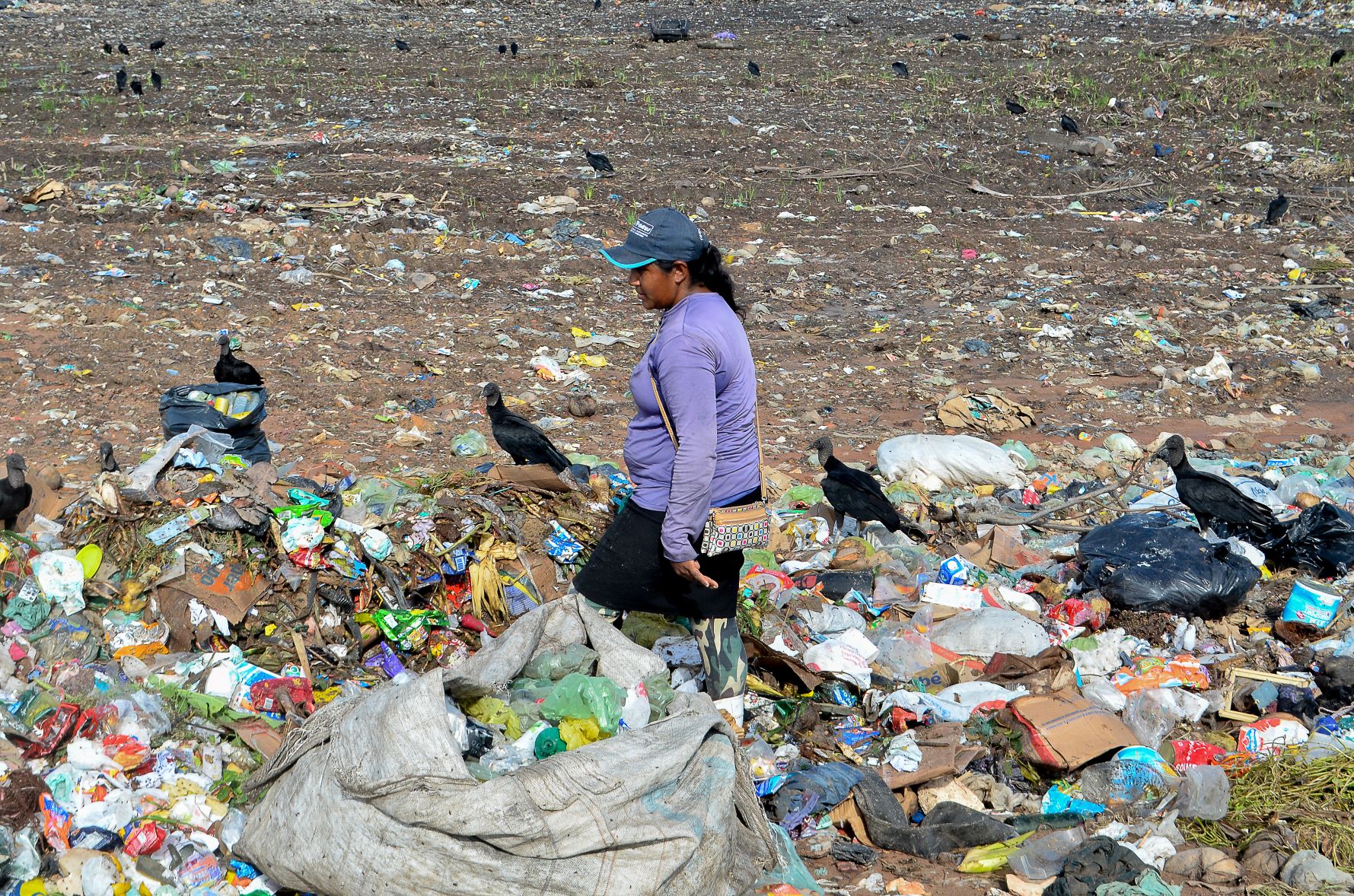 Valdileia, casada aos 11 anos, no lixão de Serrinha: abusos trabalhistas a levaram a trocar trabalho de diarista pelo de catadora (Foto: João Paulo Guimarães)