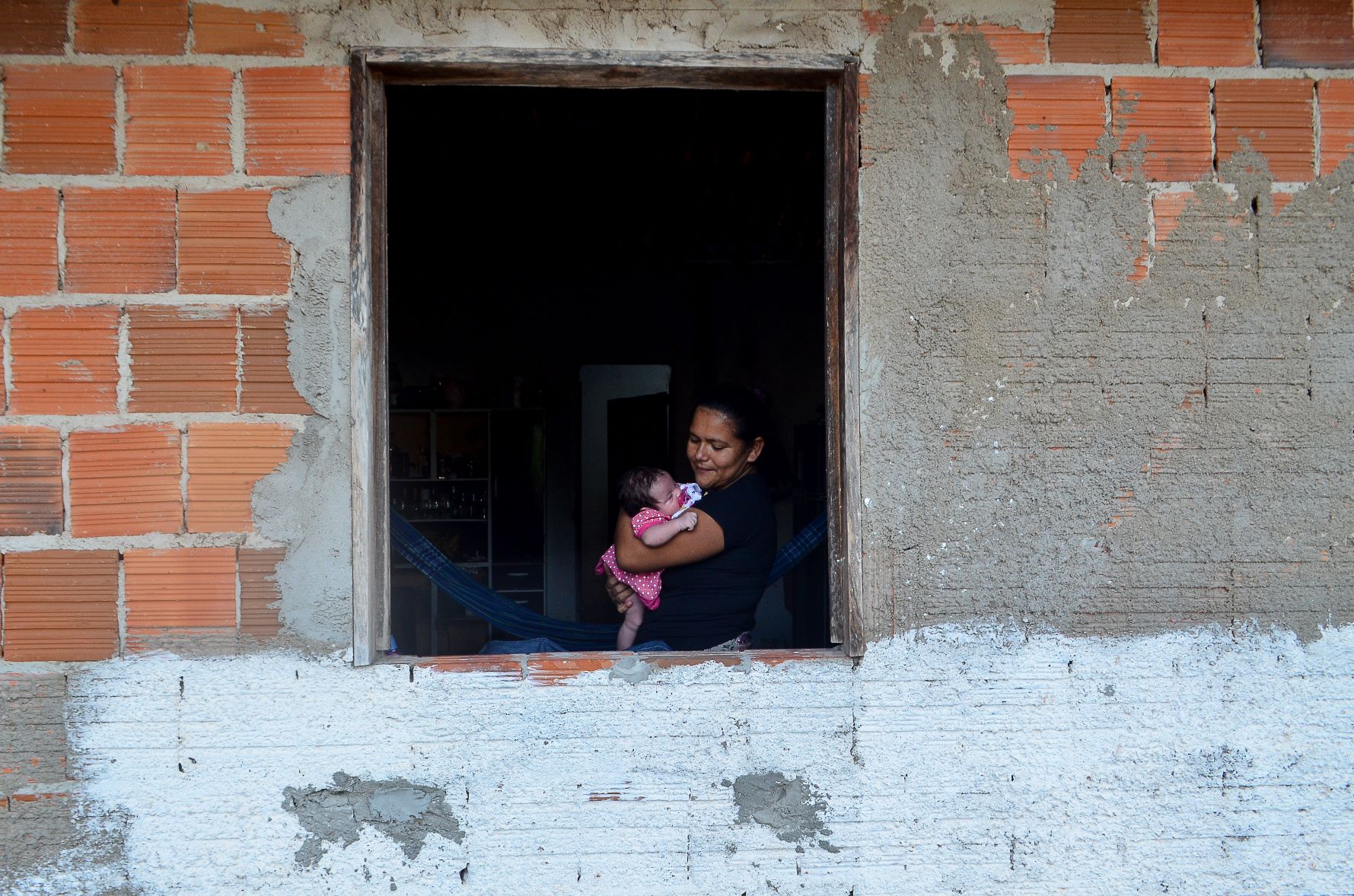 Valdirene com a filha caçula, em Trairi: mãe aos 11 anos, avó aos 31 (Foto de João Paulo Guimarães)