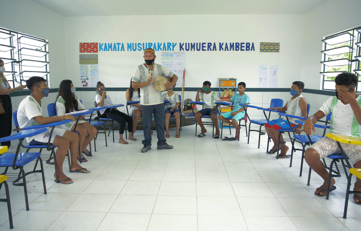 O professor Raimundo Kambeba com alunos da Escola Municipal Indígena Kanata T-Ykua: desafio de adequar currículo de ensino indígena às características de cada povo (Foto: João Viana / Semed / Amazônia Real)