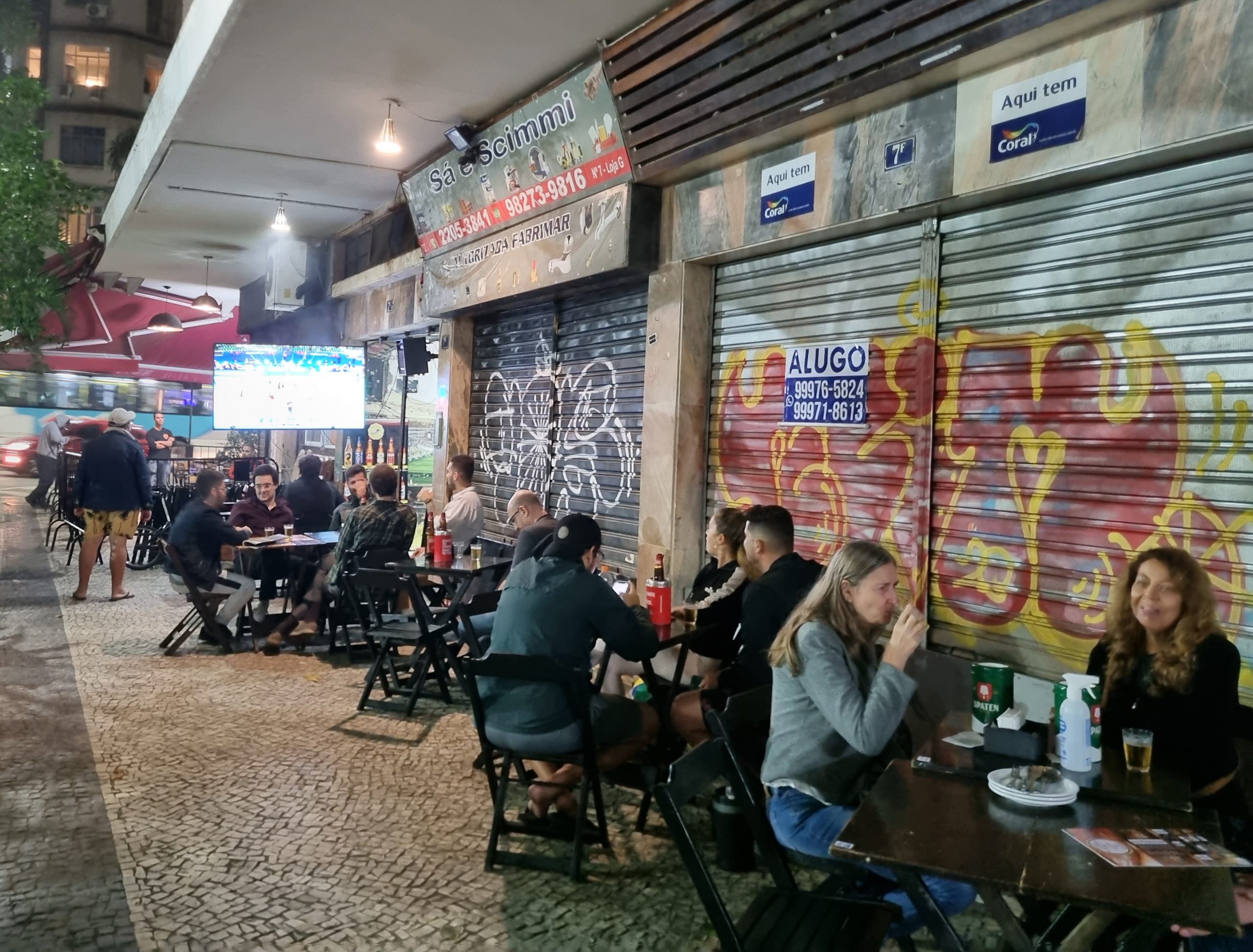 O Bambi com sua TV e as mesas na calçada: decano dos sete bares nos 93 passos da Travessa dos Tamoios (Foto: Oscar Valporto)