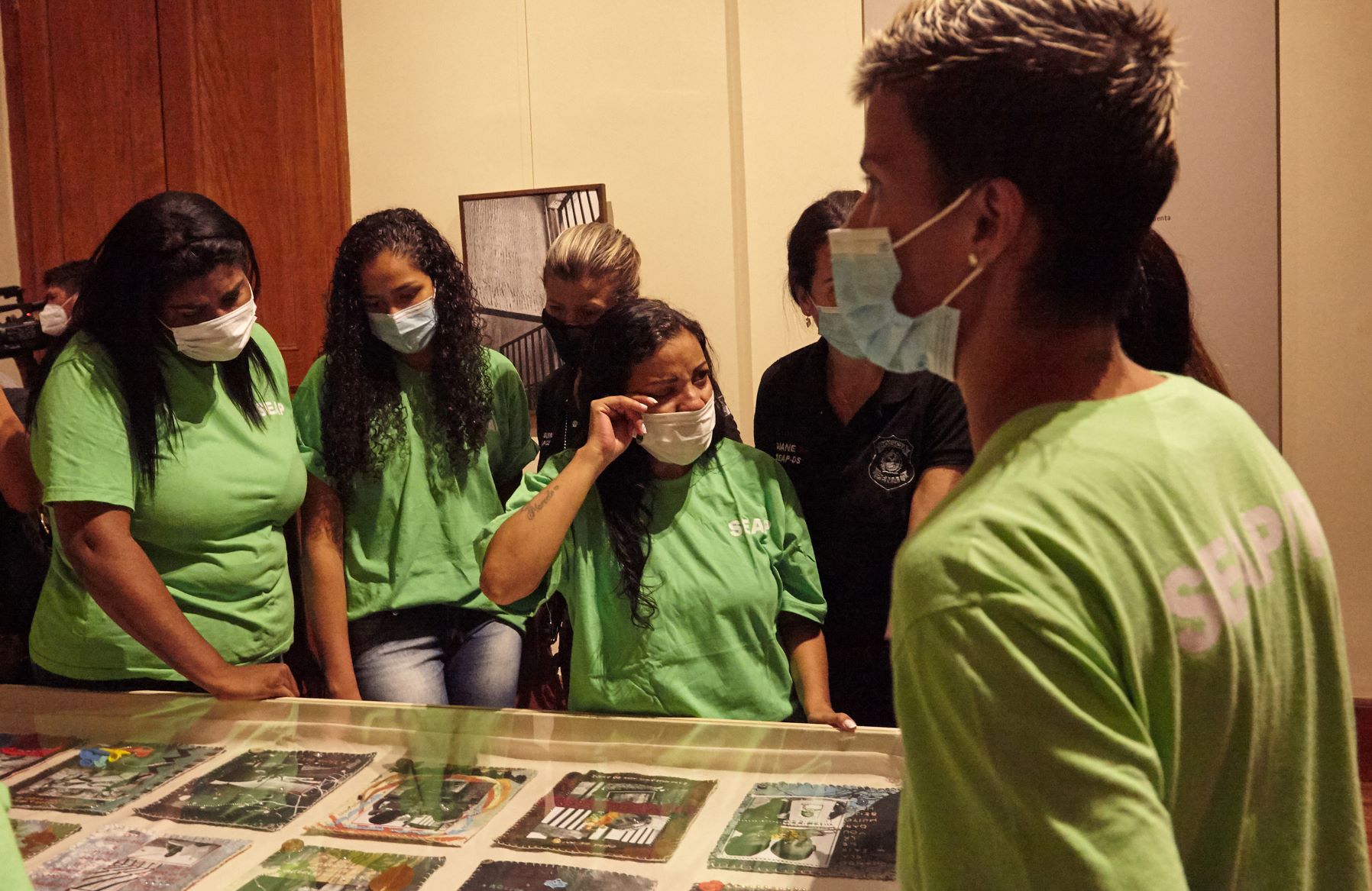Emoção na visita das presas que participaram do projeto Travessia na visita à exposição no Centro Cultural da Justiça Federal: “Nossa história tá toda aqui, só que com sentimento”, disse à fotógrafa Nana Moraes. uma das mulheres (Foto: Nana Moraes)