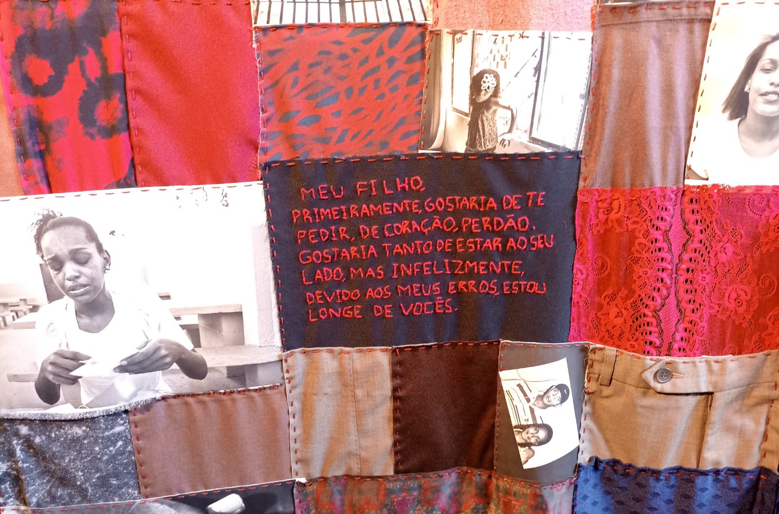 Costura de fotos, cartas, retalhos e bordados em exposição sobre o livro Ausência: correspondência fotográfica para aproximar mulheres presas de seus filhos (Foto: Luiza Sansão)