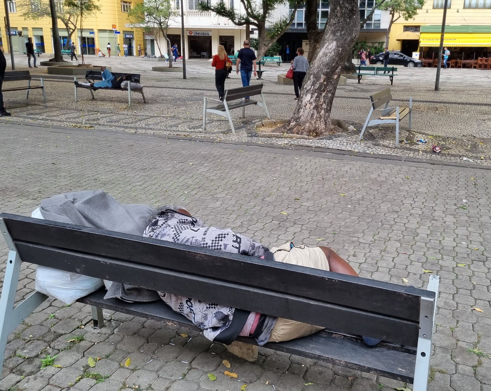 Pessoas em situação de rua no Centro do Rio: retrato dramático da crise causado por governo Bolsonaro e pandemia (Foto: Oscar Valporto)
