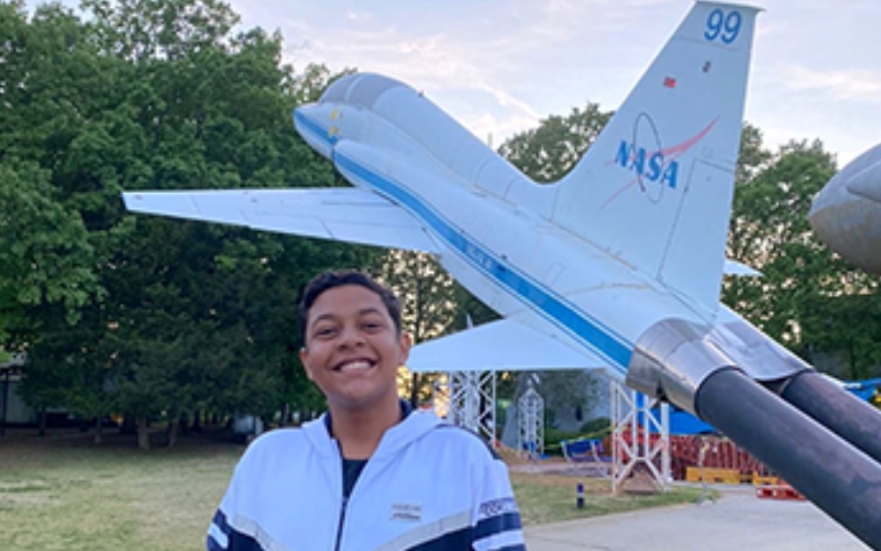 Hugo Silva, formado no Ensino Médio pela Faetec, foi um dos 18 jovens escolhidos em todo o mundo para participar do Anvie Space Camp, na Universidade Huntsville, no Alabama, Estados Unidos (Foto: Divulgação)