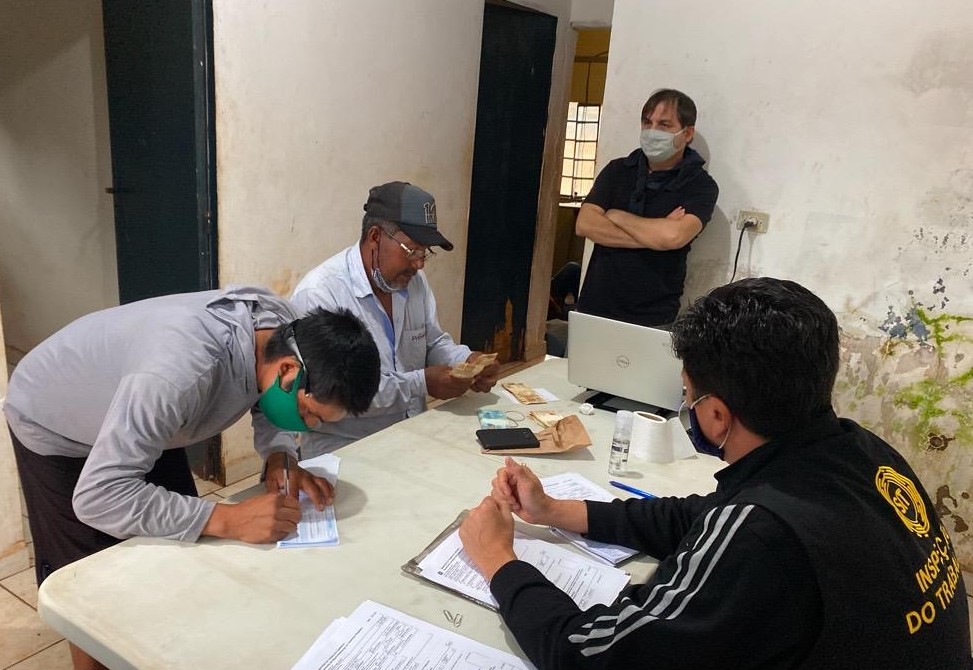 Indígenas do povo Guarani Kaiowá resgatados de trabalho análogo ao escravo no Mato Grosso do Sul: mais de 100 casos durante a pandemia (Foto: Ministério do Trabalho - 22/06/2020)