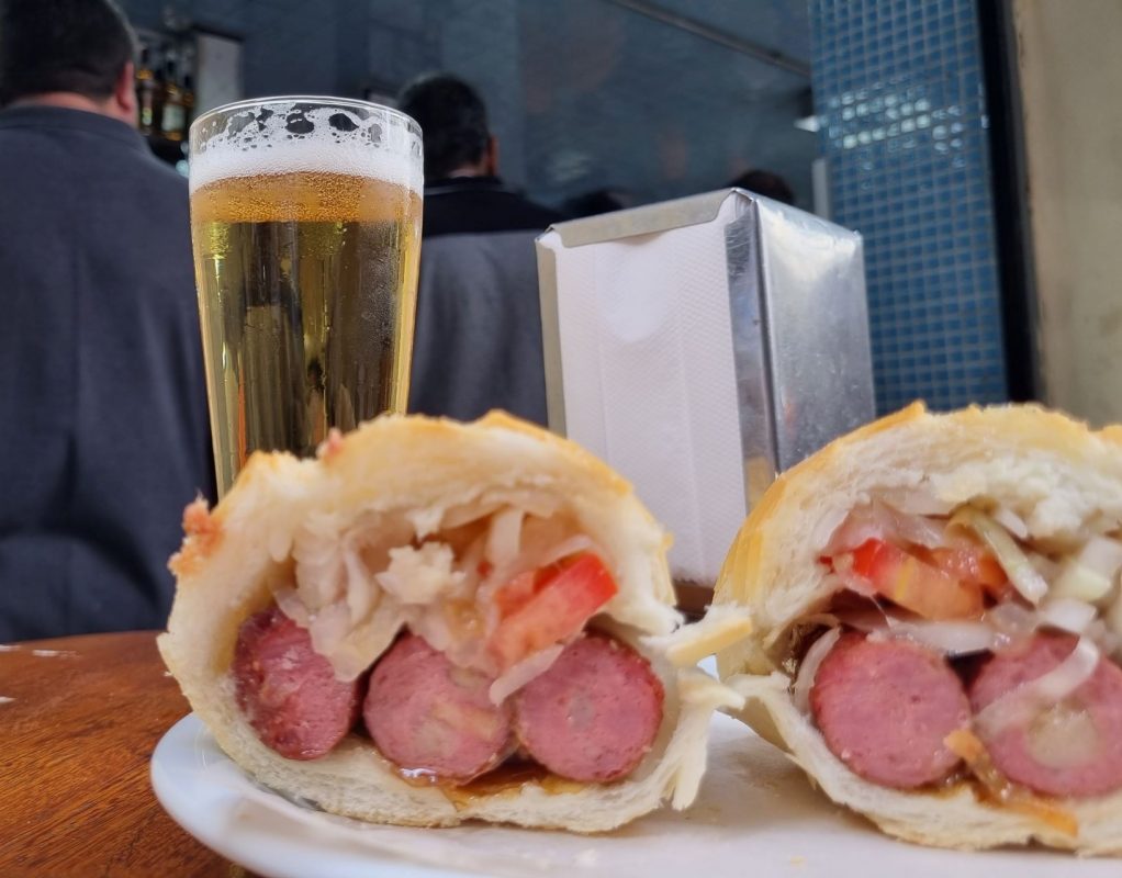 Sanduíche de linguiça do Café Gaúcho, bar instalado desde 1935 em sobrado no Centro do Rio: resistência ao tempo e as epidemias (Foto: Oscar Valporto)