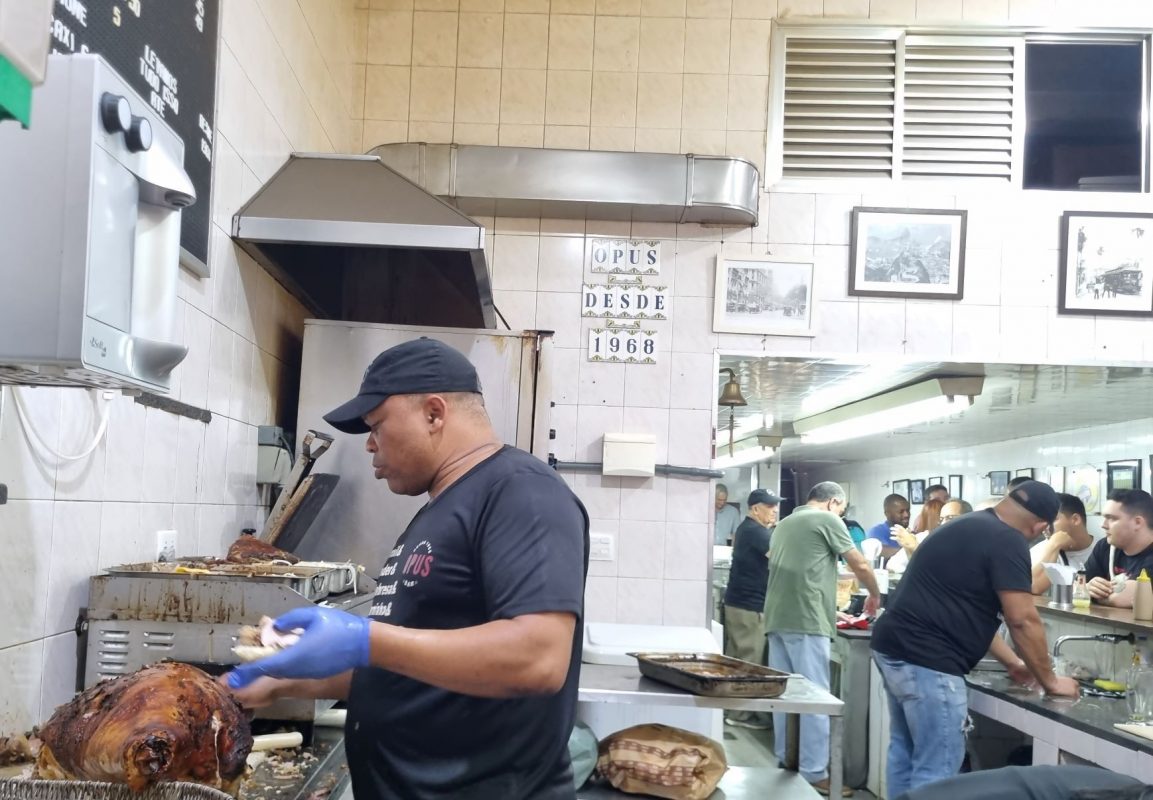 O majestoso pernil do Opus Bar: atração para lotar balcão e calçada da Rua Gonçalves Dias desde 1968 (Foto: Oscar Valporto)