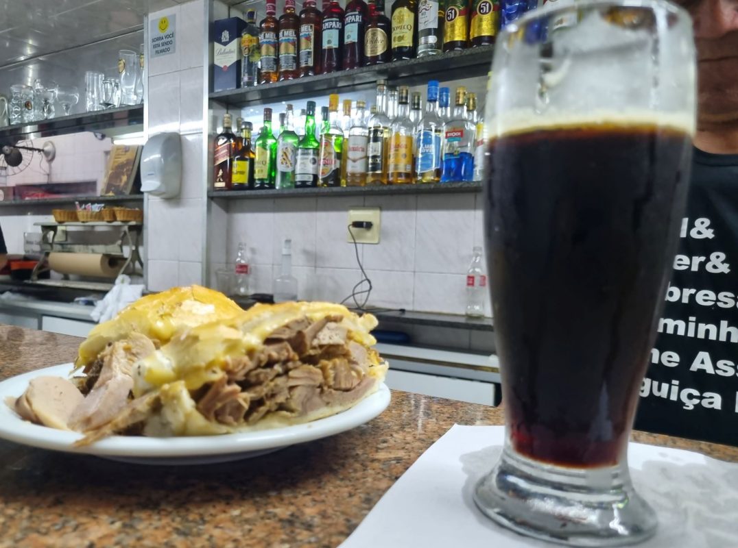 Chope escuro (ou claro), conversa fiada (ou séria), venda de todo o tipo de produto: ingredientes da vida entre o balcão e a calçada (Foto: Oscar Valporto)