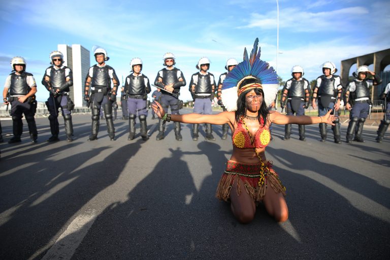 Polícia de Brasília em protesto de indígenas: brutalidade marca assassinatos de indígenas em 2021, aponta relatório do Cimi (Foto: José Cruz/Agência Brasil - 27/04/2017)