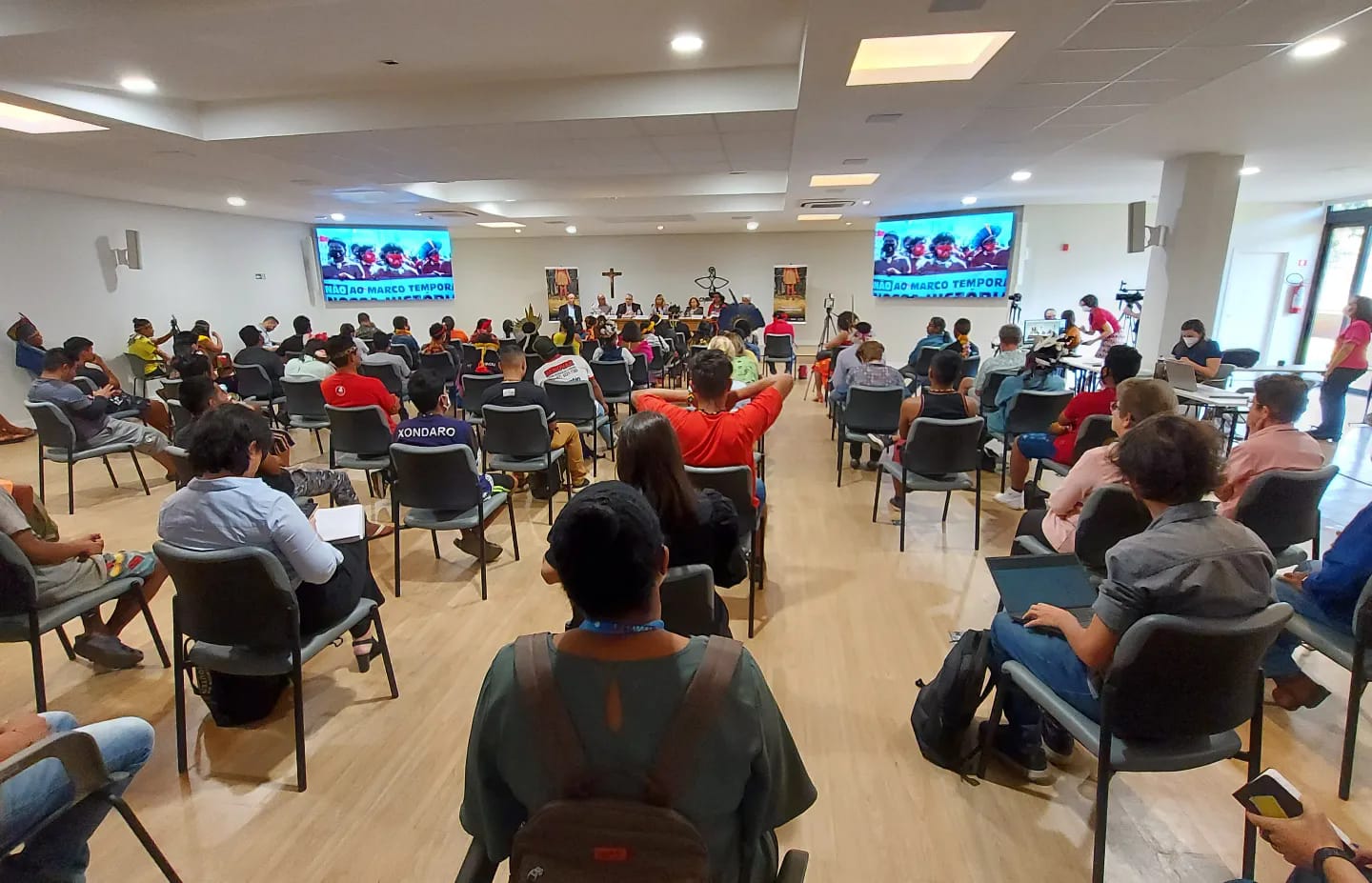 Lançamento do relatório do Cimi na sede da CNBB: 'É uma missão de cristãos e cristãs denunciar a violência contra os povos originários e a a violação sistemática de seus territórios e seus direitos', disse o secretário-geral Dom Joel (Foto: Cimi/Divulgação)