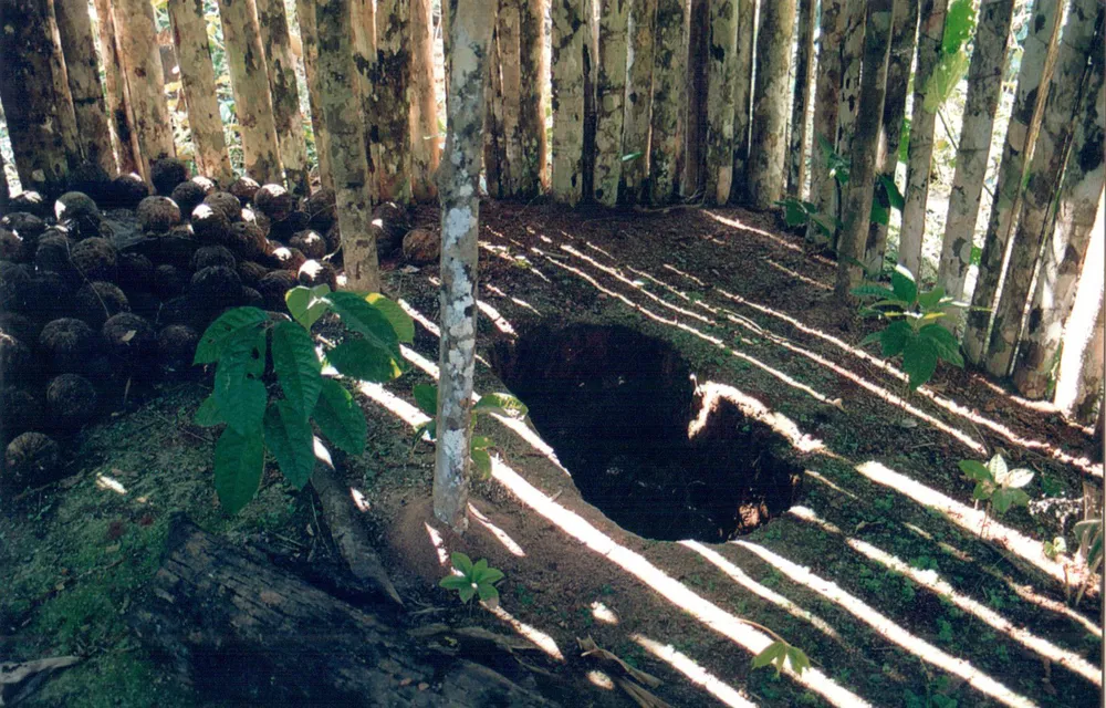 Um dos buracos encontrados nas casas do último Tanaru: símbolo da resistência dos povos isolados (Foto: Reprodução)