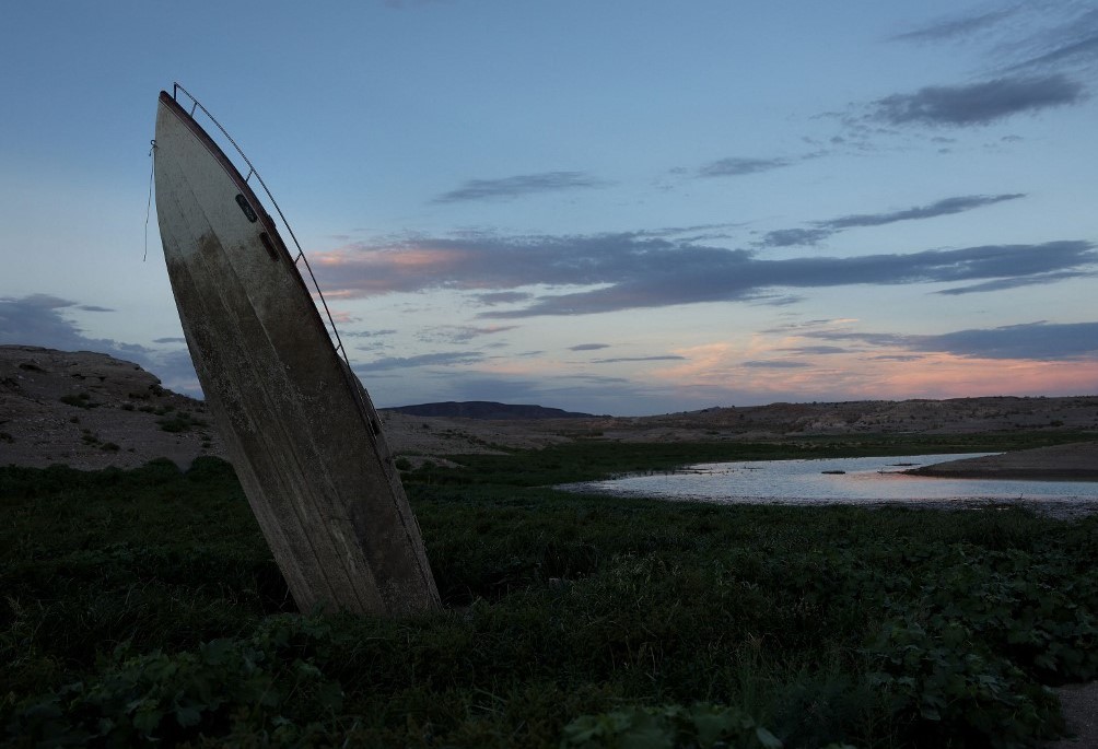 Lancha afundada aparece com a seca do Lago Mead, no Rio Colorado, nos EUA: racionamento do abastecimento de água em dois estados após Rio Colorado atingir menor nível desde a década de 1930, quando começaram as medições (Foto: Justin Sullivan / Getty Images /AFP - 18/08/2022)