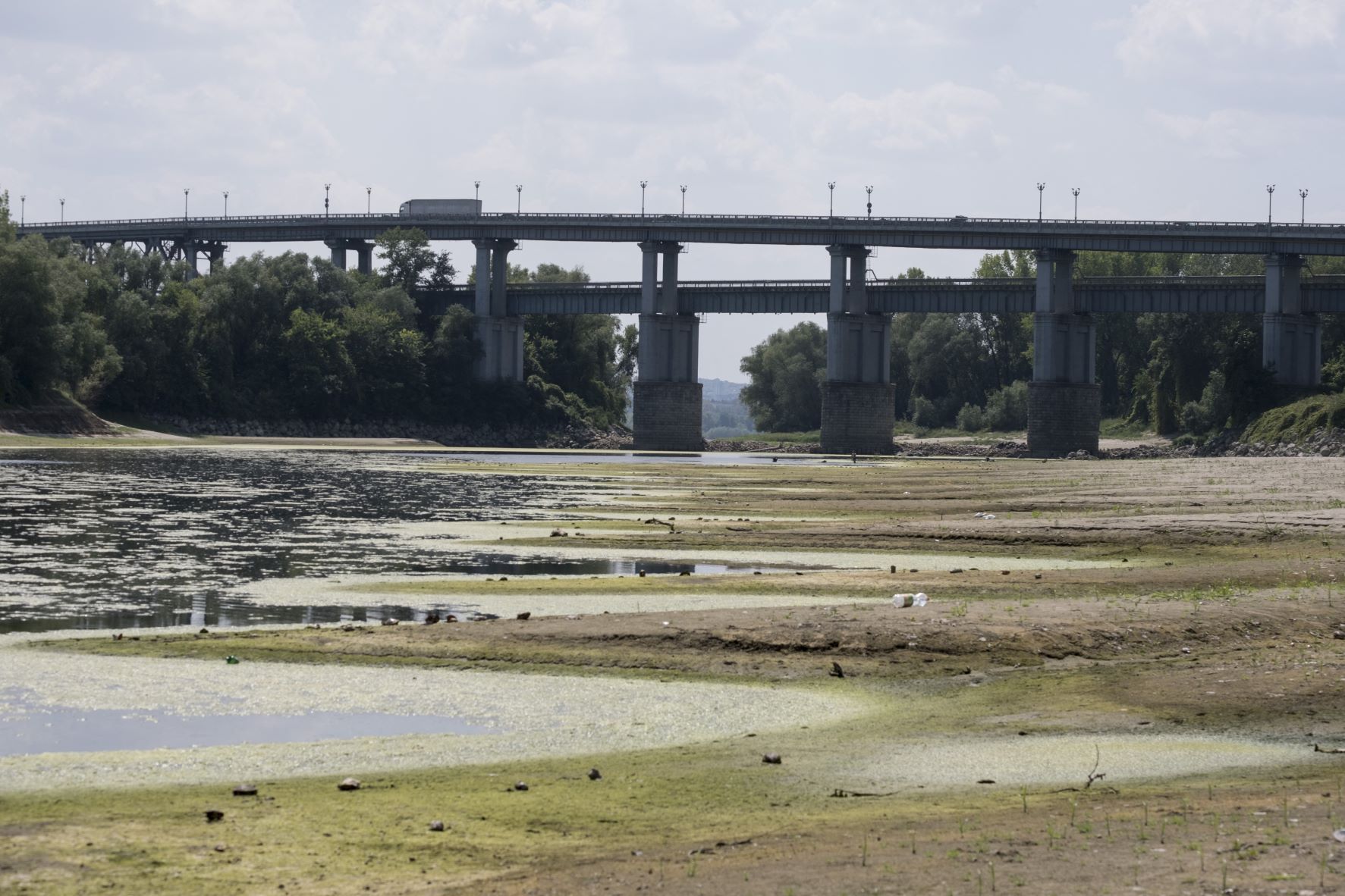 Ponte na Romênia sobre um Rio Danúbio seco: estiagem extrema na Europa levou o segundo maior rio do continente a um de seus níveis mais baixos em quase um século, ameaçando a navegação e expondo carcaça de navios afundados na Segunda Guerra Mundial (Foto: Alexandra Radu / Anadolu Agency / AFP - 20/08/2022)