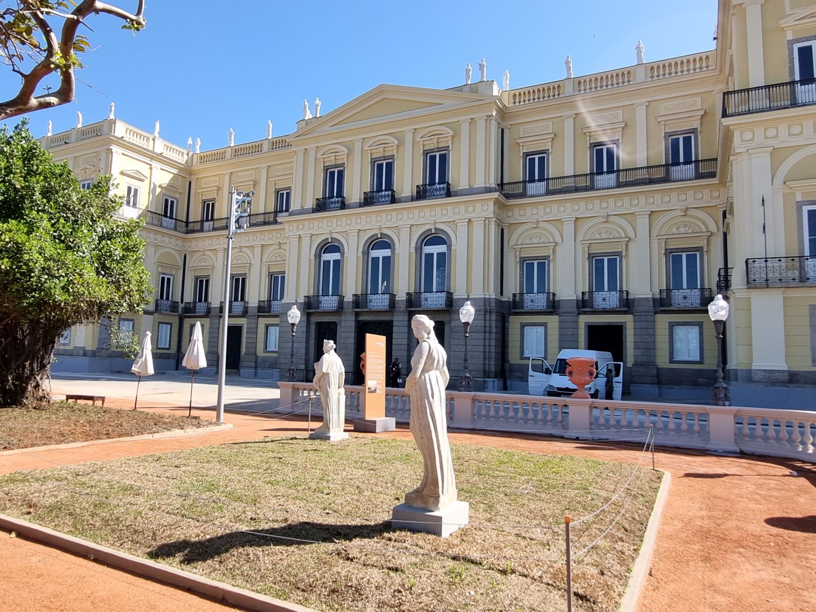 Jardins e fachada do Palácio de São Cristóvão, onde foi assinado o Decreto de Independência do Brasil em 1822, abertos à visitação: esperança de superação de um período de trevas (Foto: Oscar Valporto)