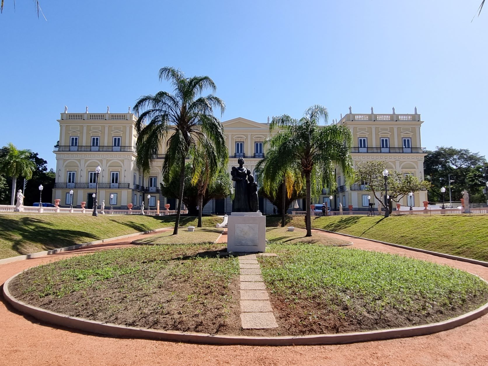 Estátua da imperatriz Leopoldina com seus filhos Maria Isabel e Pedro nos jardins do Museu Nacional: papel decisivo na Independência do Brasil (Foto: Oscar Valporto)