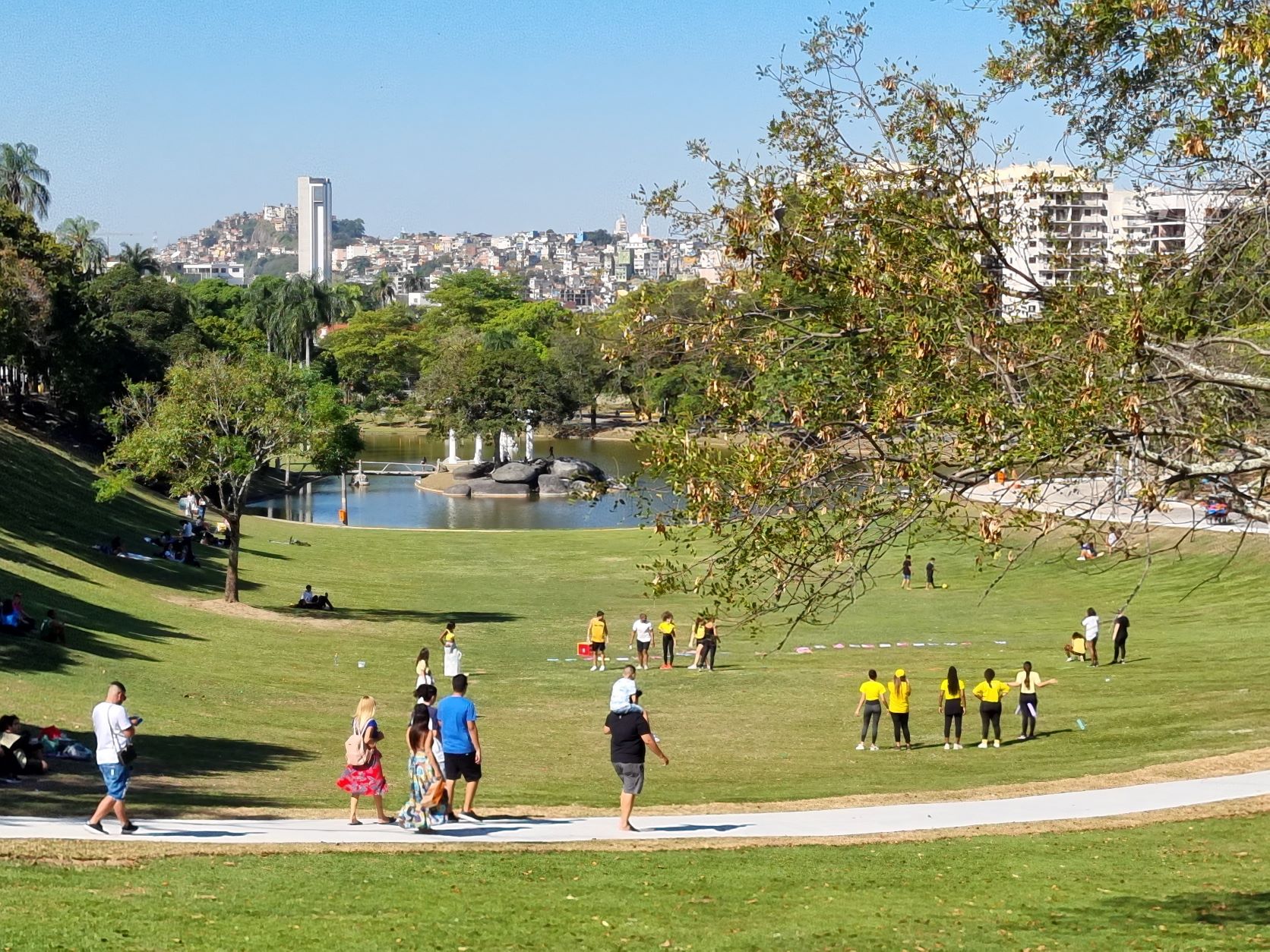 Movimento na Quinta da Boa Vista na sexta ensolarada de primavera, 200 anos depois do Decreto de Independência: parte da história do Rio e do Brasil (Foto: Oscar Valporto)