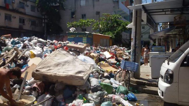 Praça do Lixão, na favela de Rio das Pedras, Zona Oeste do Rio: espaço reservado para praça virou ponto de descarte irregular de lixo (Foto: Luize Samapaio / Casa Fluminense)