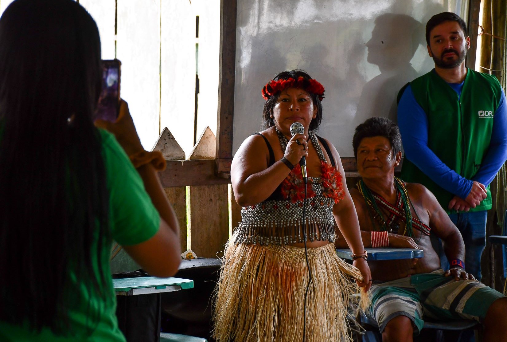 Alessandra Korap na assembleia na na Terra Indígena Sawré Muybu: luta pela demarcação do território e contra invasão pelos garimpeiros (Foto: João Paulo Guimarães)