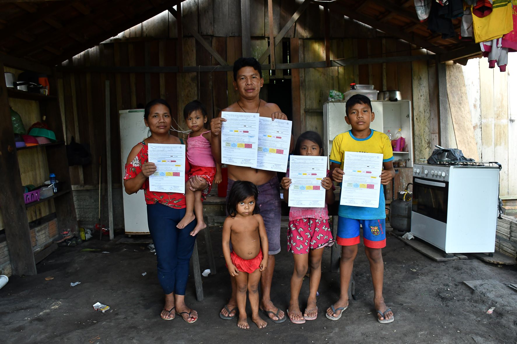 Daniel com os laudos da família: contaminação por mercúrio do garimpo constatada em todos os indígenas examinados pela Fiocruz (Foto: João Paulo Guimarães)