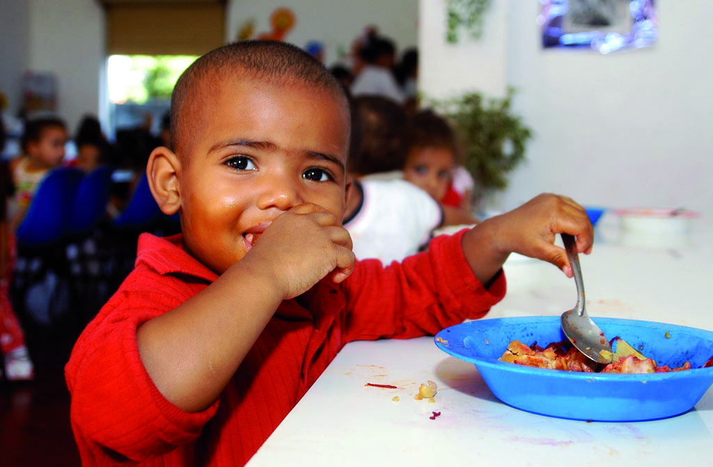 Menino apoiado pelo trabalho da UNAS Heliópolis, organização parceira da ActionAid em São Paulo: avanço da fome entre crianças impõe debate sobre quantidade e qualidade da alimentação infantil (Foto: Divulgação /UNAS Heliópolis)