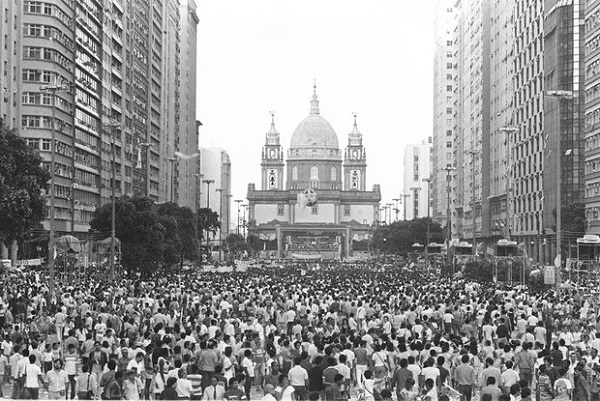 Comício pelas Diretas-Já na Candelária: palanque histórico e público calculado em 1 milhões de pessoas (Foto: Reprodução - 10/04/1984)