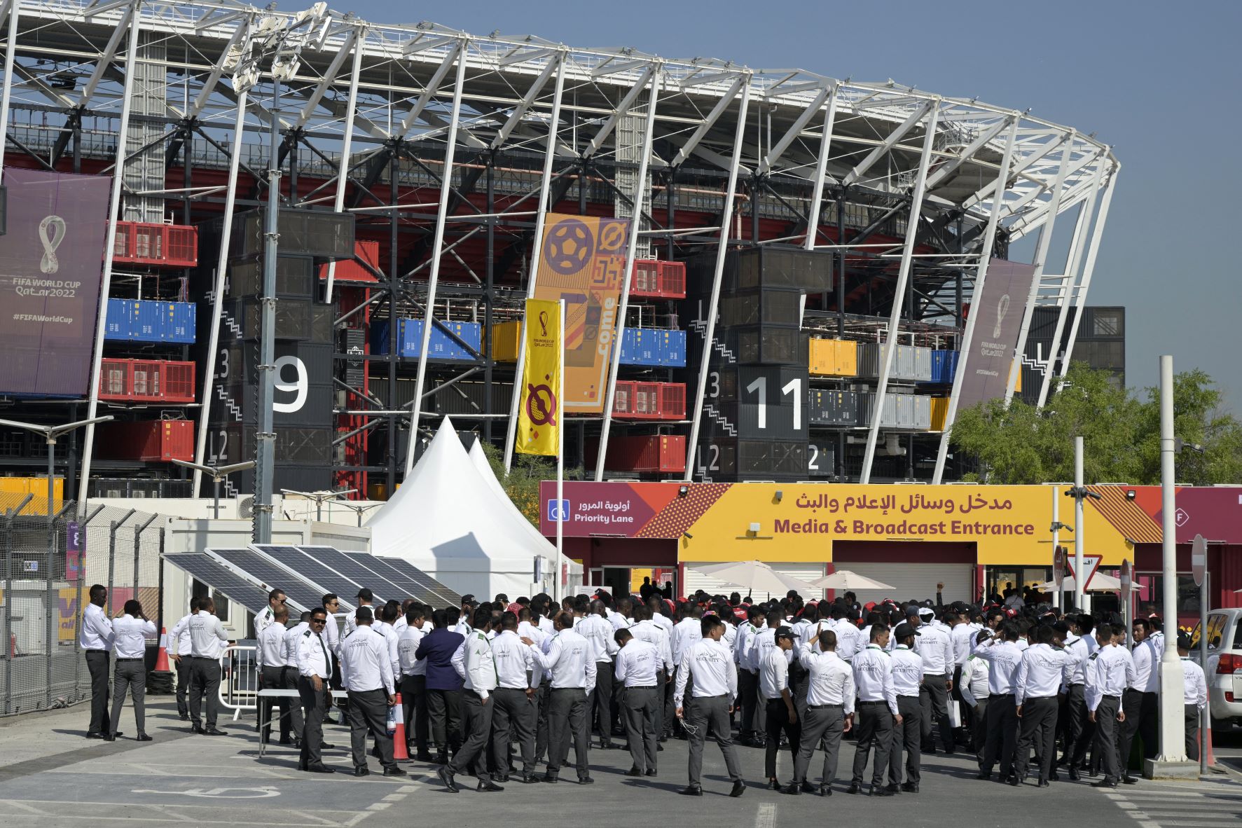 Profissionais de segurança do Catar na entrada do Estádio 947: 21 condenados a pena de morte, a maioria migrantes sem direito a uma defesa justa (Foto: Juan MABROMATA / AFP)