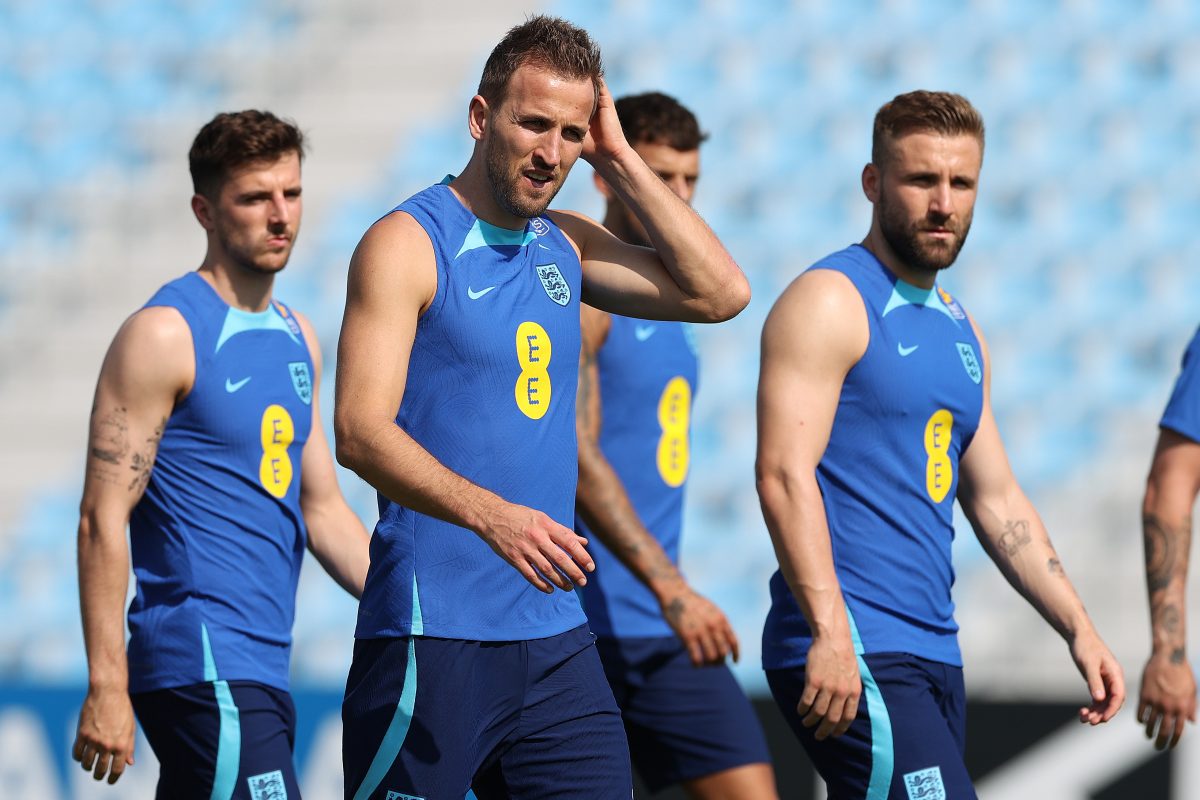 Os ingleses Mount, Kane e Shaw enfrentam o calor antes da estreia na Copa do Mundo: mudança no horário dos treinos para evitar altas temperaturas no Catar (Foto: Divulgação/Inglaterra - 20/11/2022)