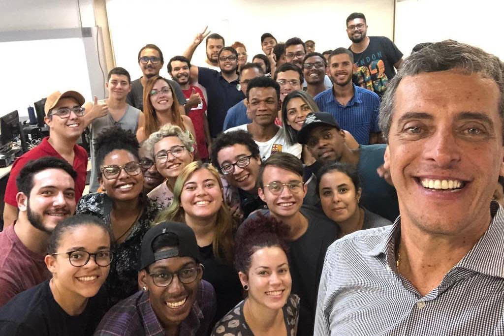 Rodrigo Baggio, fundador da Recode com alunos do projeto: “Saber utilizar da tecnologia é algo importante para se inserir na quarta revolução industrial, nessa sociedade em que vivemos" (Foto: Acervo Pessoal)