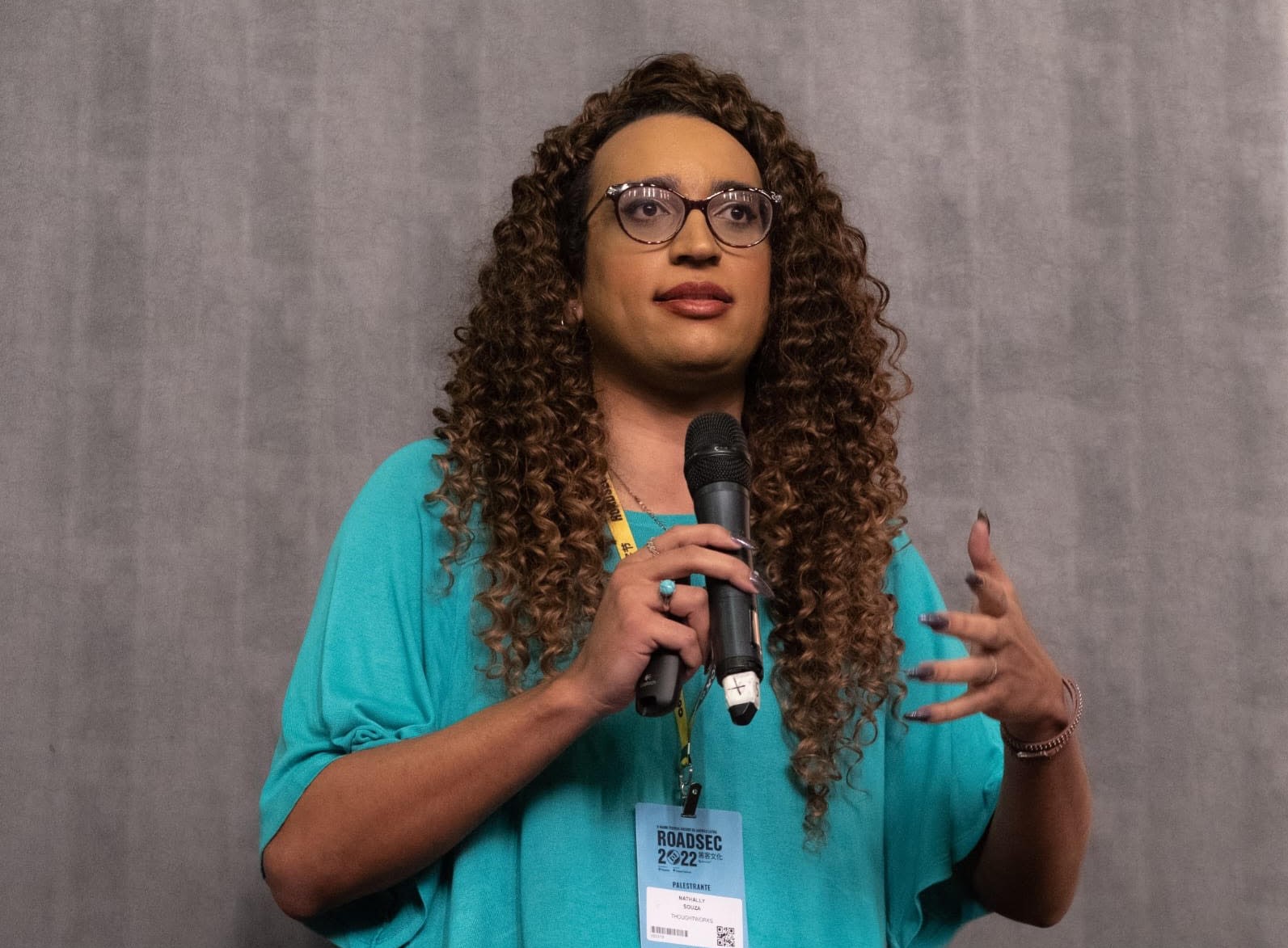 Nathally, ex-aluna da ONG Recode, hoje é desenvolvedora em uma consultoria global de tecnologia e tornou-se instrutora para a inclusão digital de outros jovens (Foto: Acervo Pessoal)