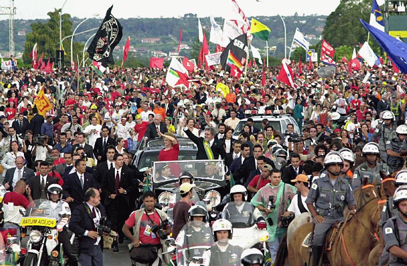 Após tomar posse de seu primeiro mandato, Lula, com Marisa Letícia desfila em carro aberto, acompanhados pela multidão, na Esplanada dos Ministérios, em Brasília: dia de festa e,m 2023 como em 2003 (Foto: Victor Soares / Agência Brasil - 01/01/2003)