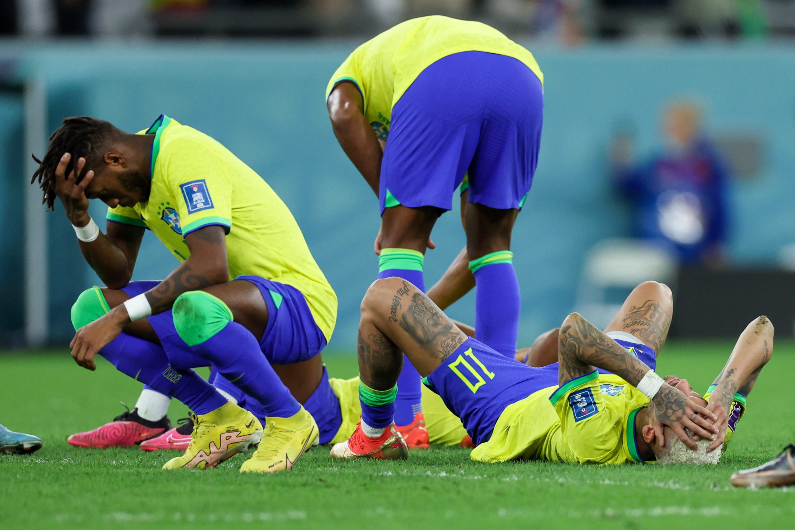 Neymar (10), Fred (de cócoras) e outros jogadores do Brasil batidos no gramado, após a derrota nos pênaltis para a Croácia. Foto William Volcov/Brazil Photo Press/AFP