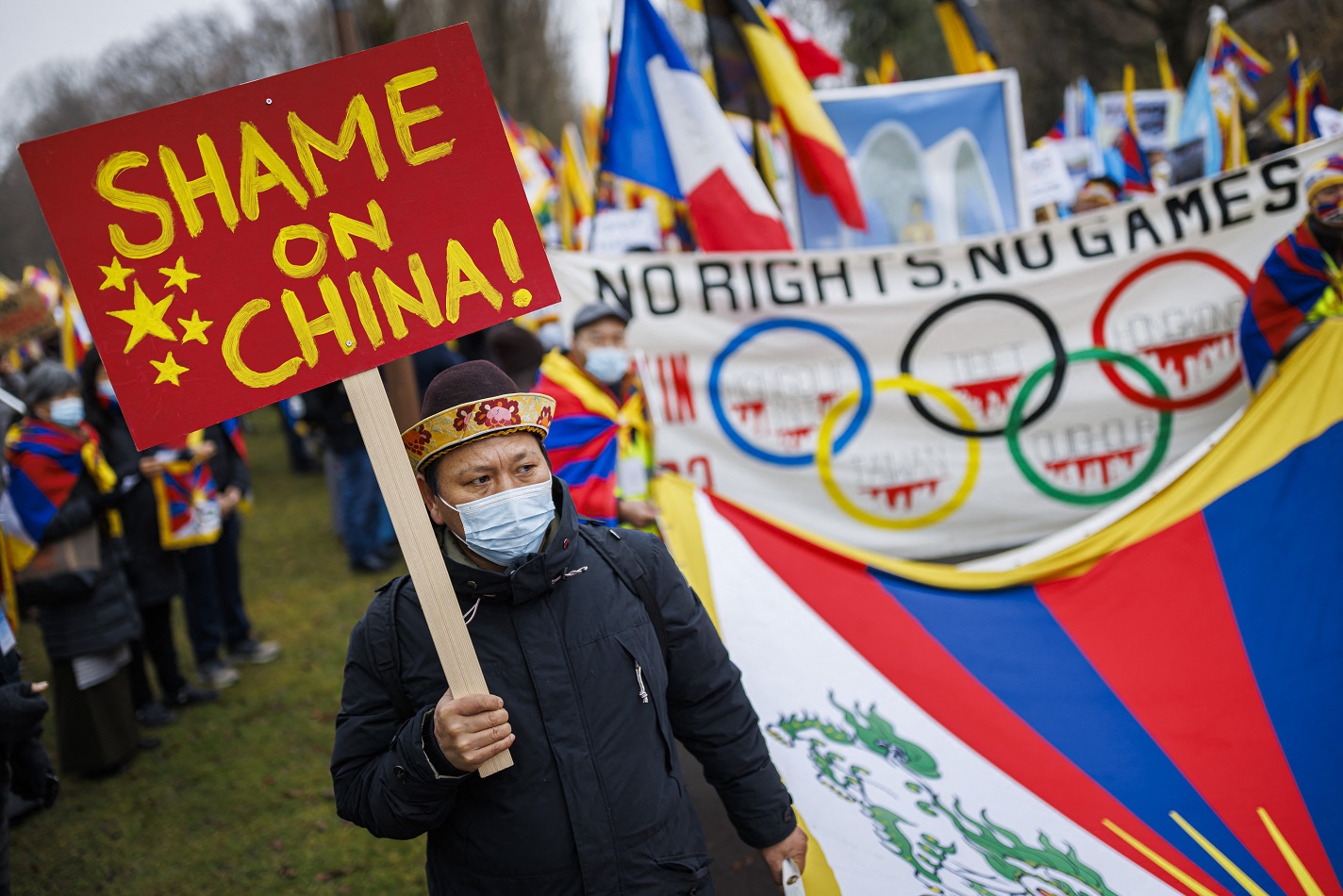 Foto Valentin Flauraud/AFP. Fevereiro/2022 Manifestante segura um cartaz com os dizeres 'Vergonha da China' durante uma marcha de protesto que reuniu tibetanos em frente à sede do Comitê Olímpico Internacional (COI) antes da abertura dos Jogos Olímpicos de Inverno de Pequim 2022. Foto Valentin Flauraud/AFP. Fevereiro/2022