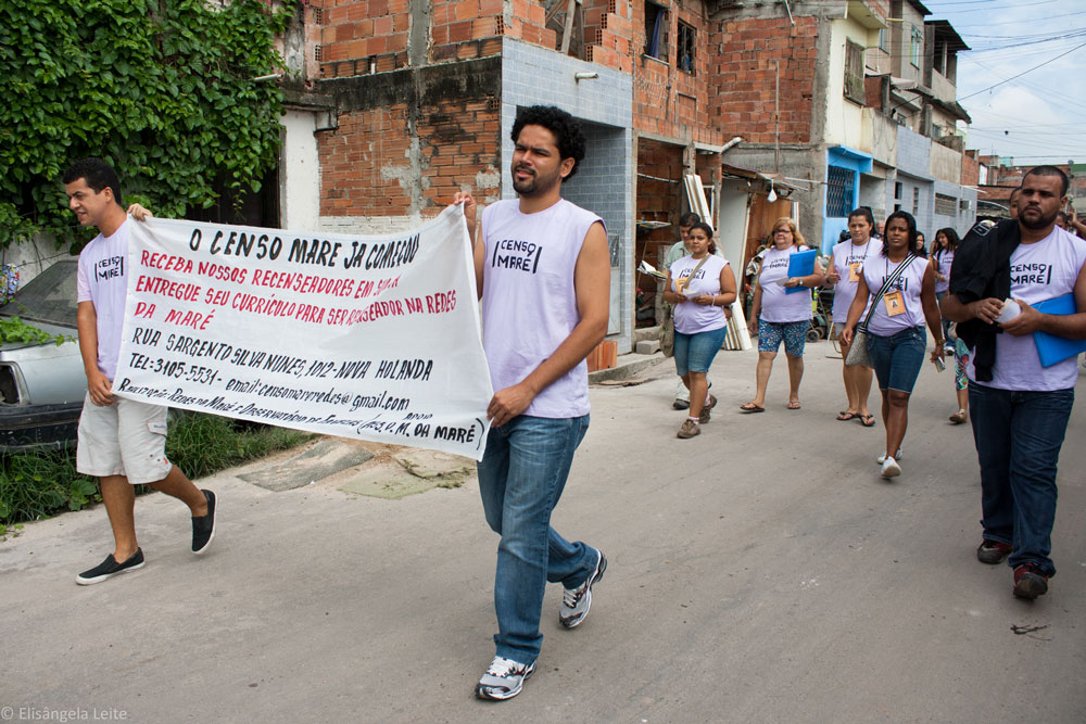 Everton (no centro da foto) foi coordenador da equipe de campo do Censo Maré. Foto/Redes da Maré