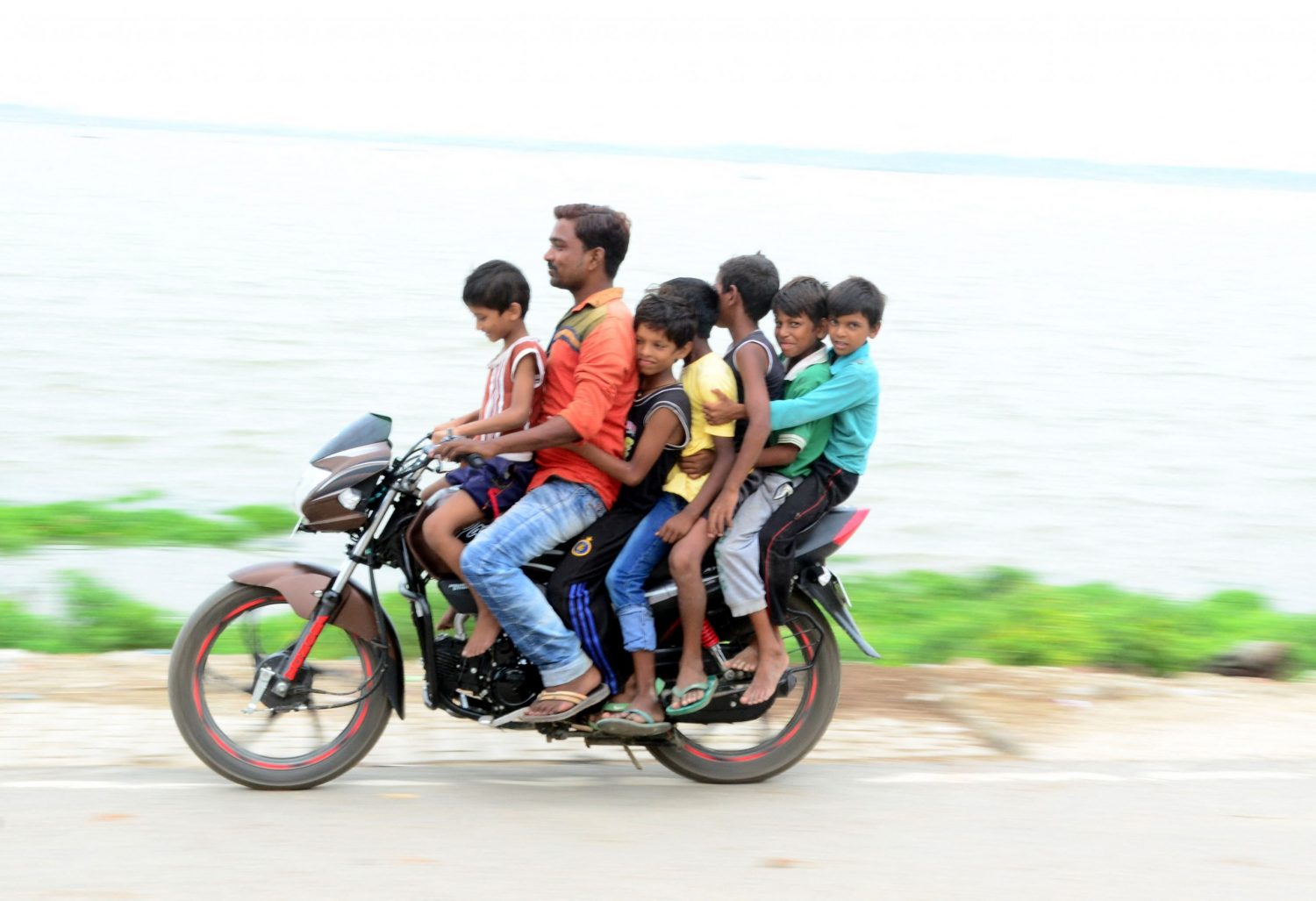 Foto Ritesh Shukla/NurPhoto via AFP Indiano pilota uma motocicleta sobrecarregada. A Índia deve ultrapassar a China em 2023 e passará a ser o país mais populoso do mundo. Foto Ritesh Shukla/NurPhoto via AFP